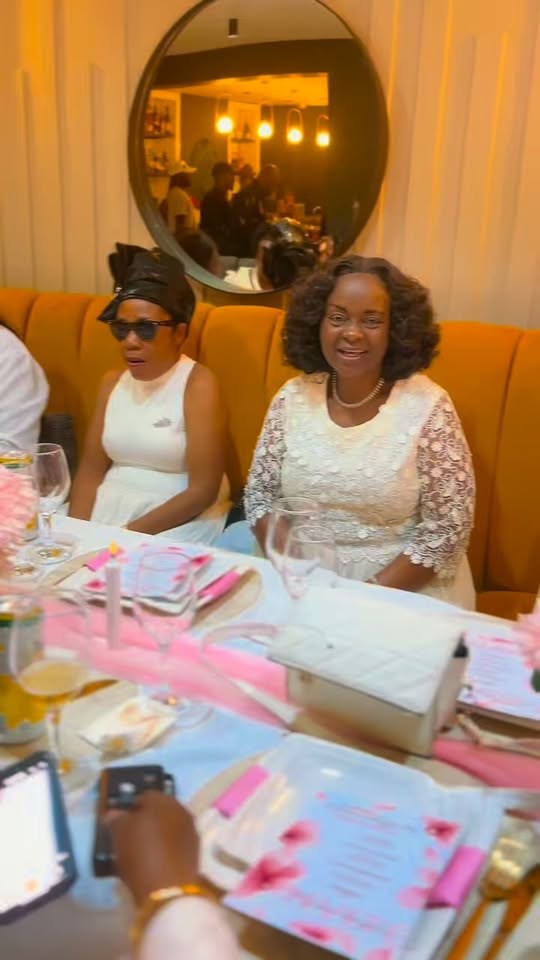 Clientes lors d'une soirée VIP au complexe Poulet & Co